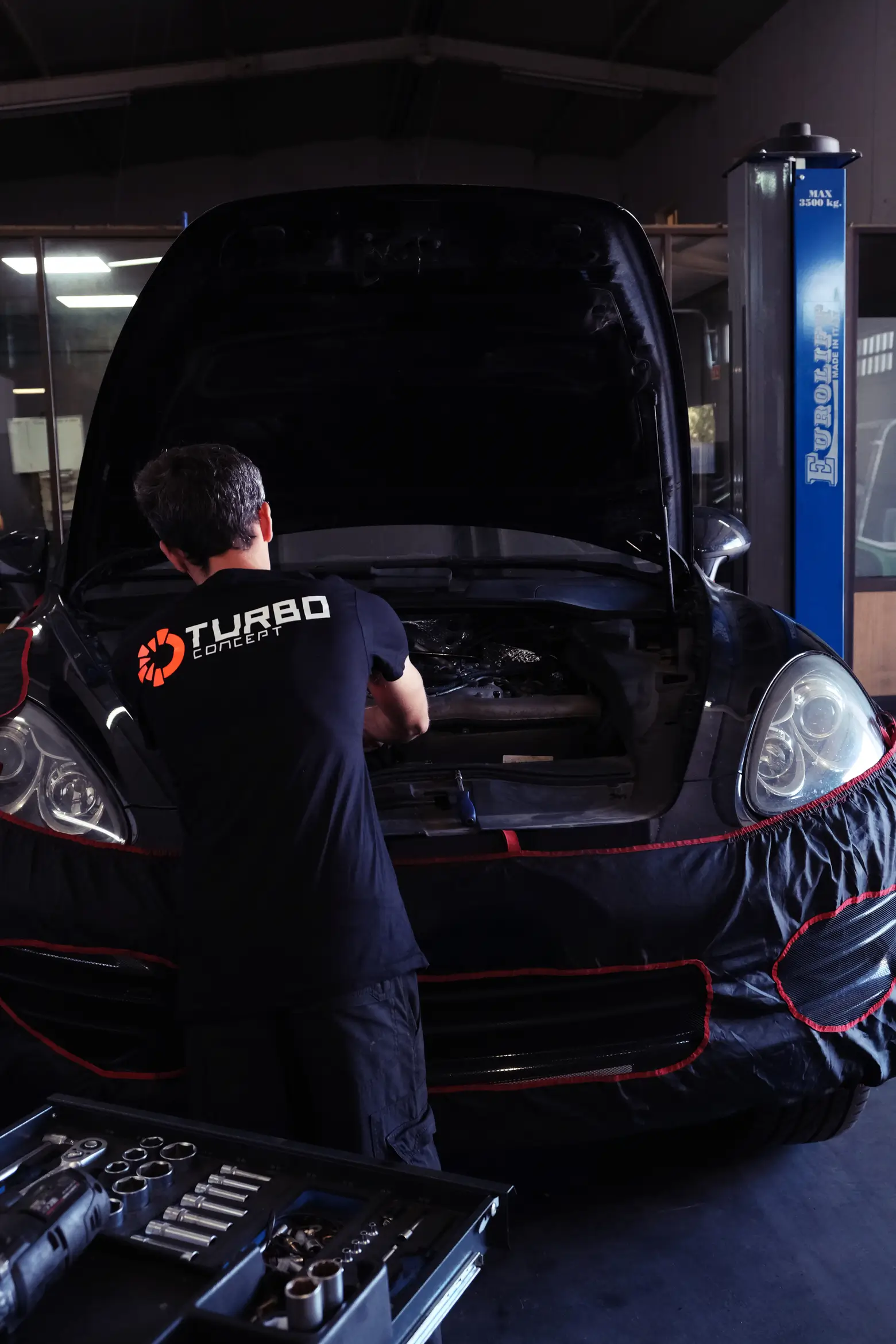 Showcase of a modern WooCommerce e-commerce website on a laptop screen